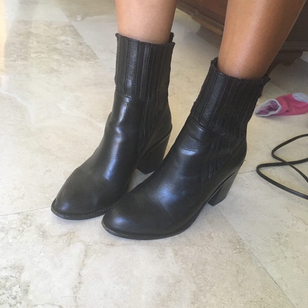 ZARA leather Chelsea boot heel